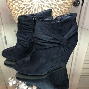 *SUPER COMFY* Black Suede Wedges
